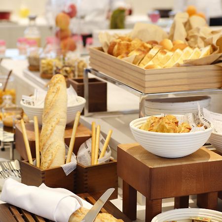 Отель Ana Crowne Plaza Chitose By Ihg Экстерьер фото A buffet at a hotel