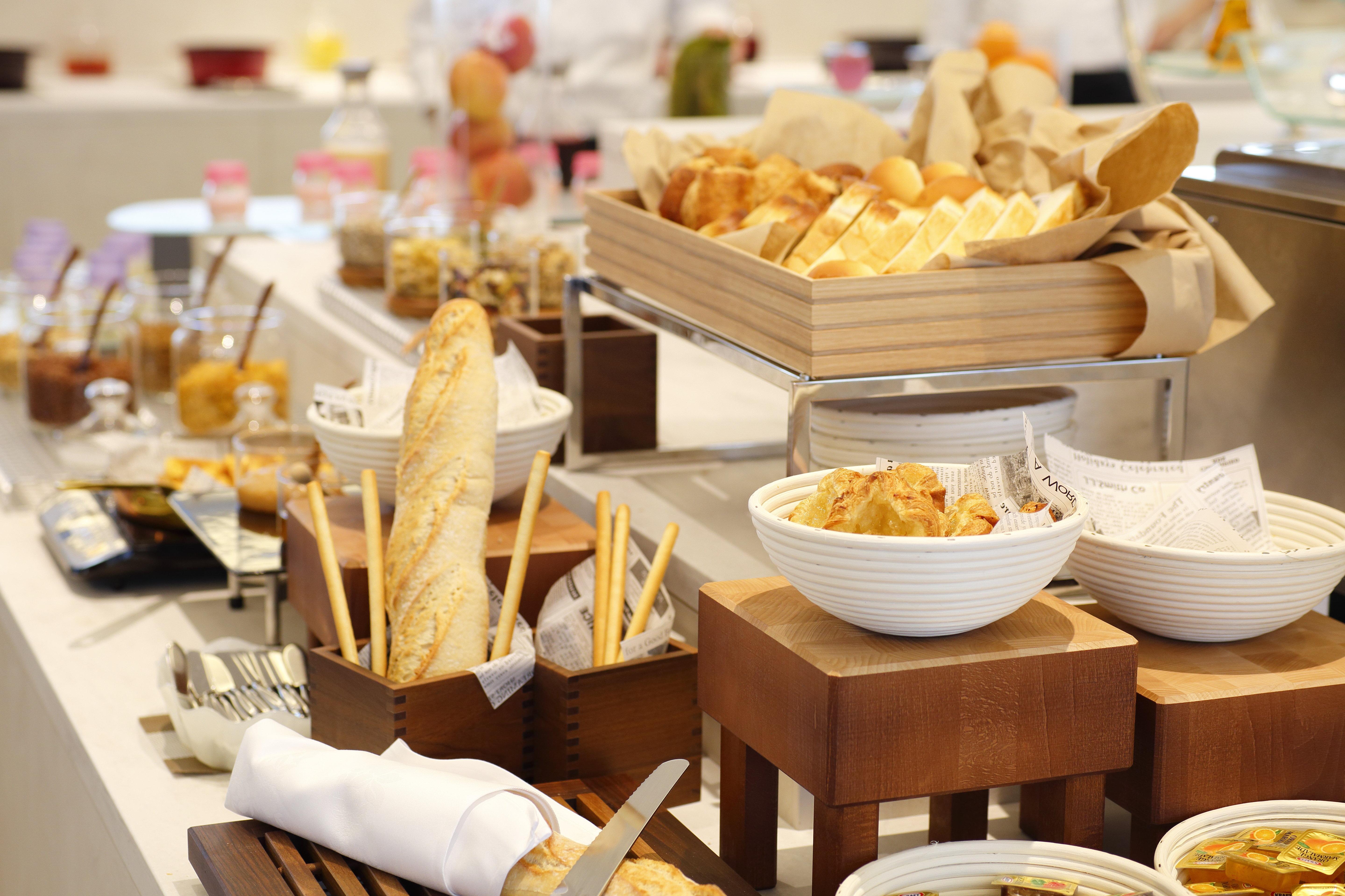 Отель Ana Crowne Plaza Chitose By Ihg Экстерьер фото A buffet at a hotel