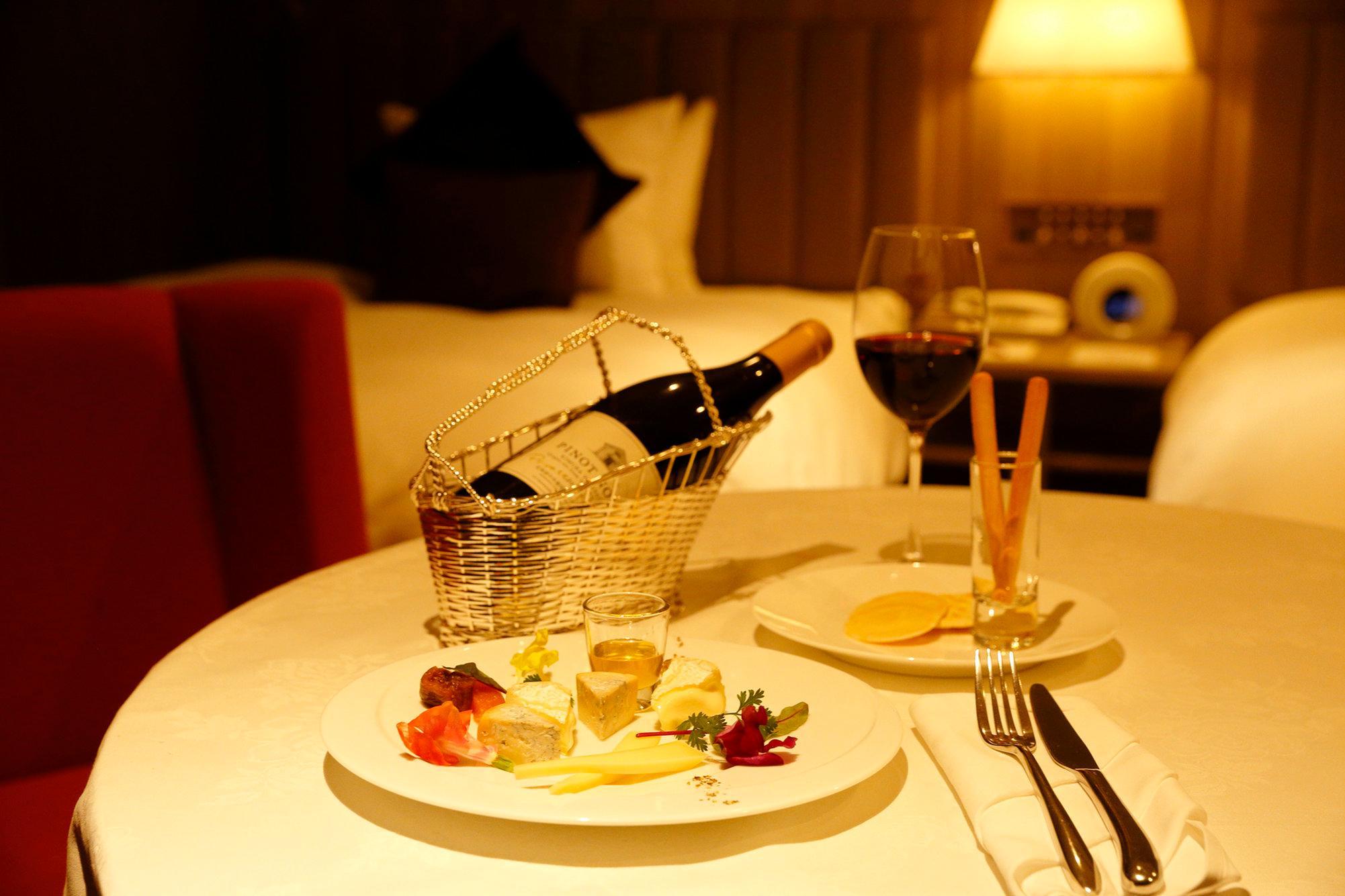 Отель Ana Crowne Plaza Chitose By Ihg Экстерьер фото A bottle of wine in a wine bucket