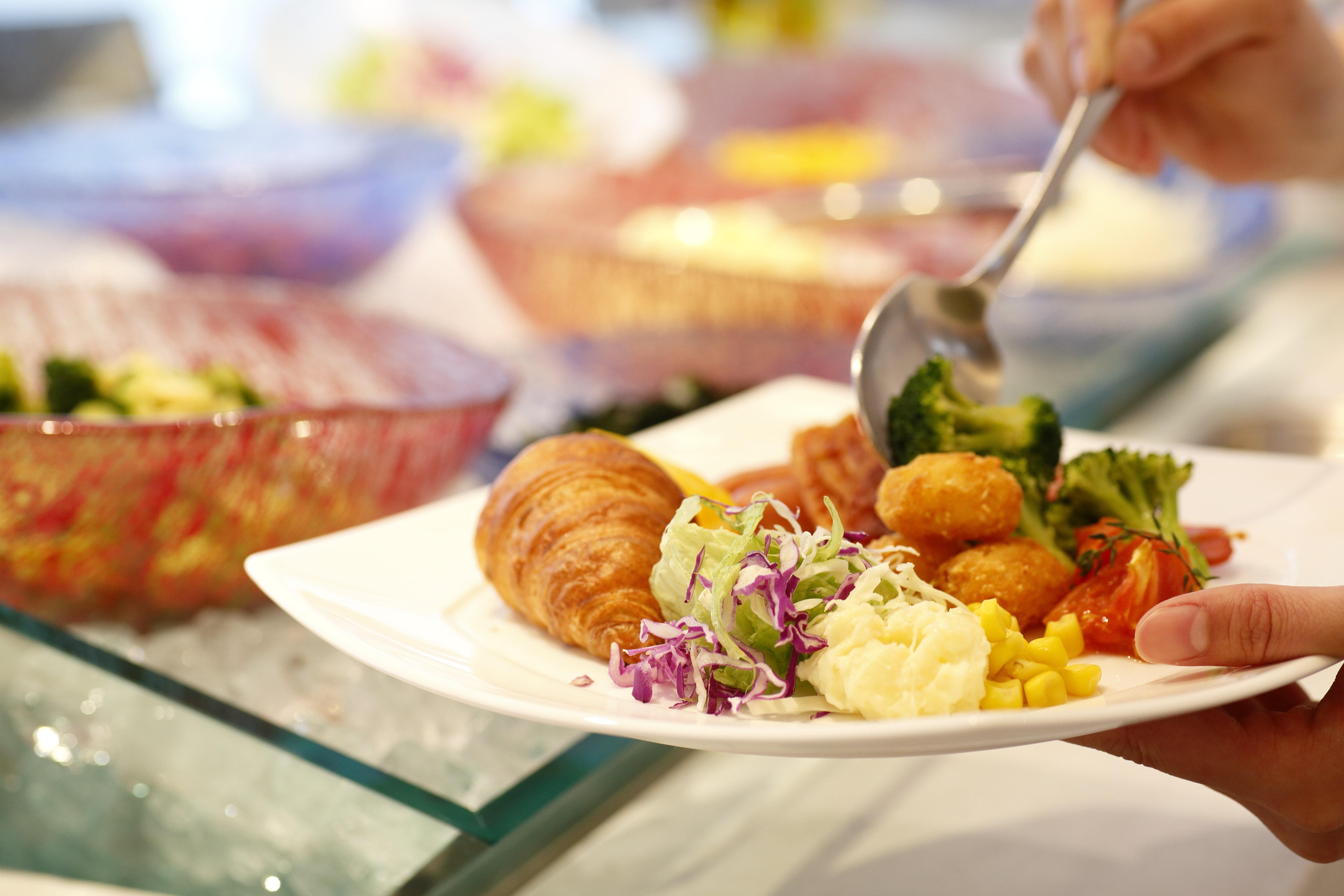 Отель Ana Crowne Plaza Chitose By Ihg Экстерьер фото A salad being prepared at a buffet