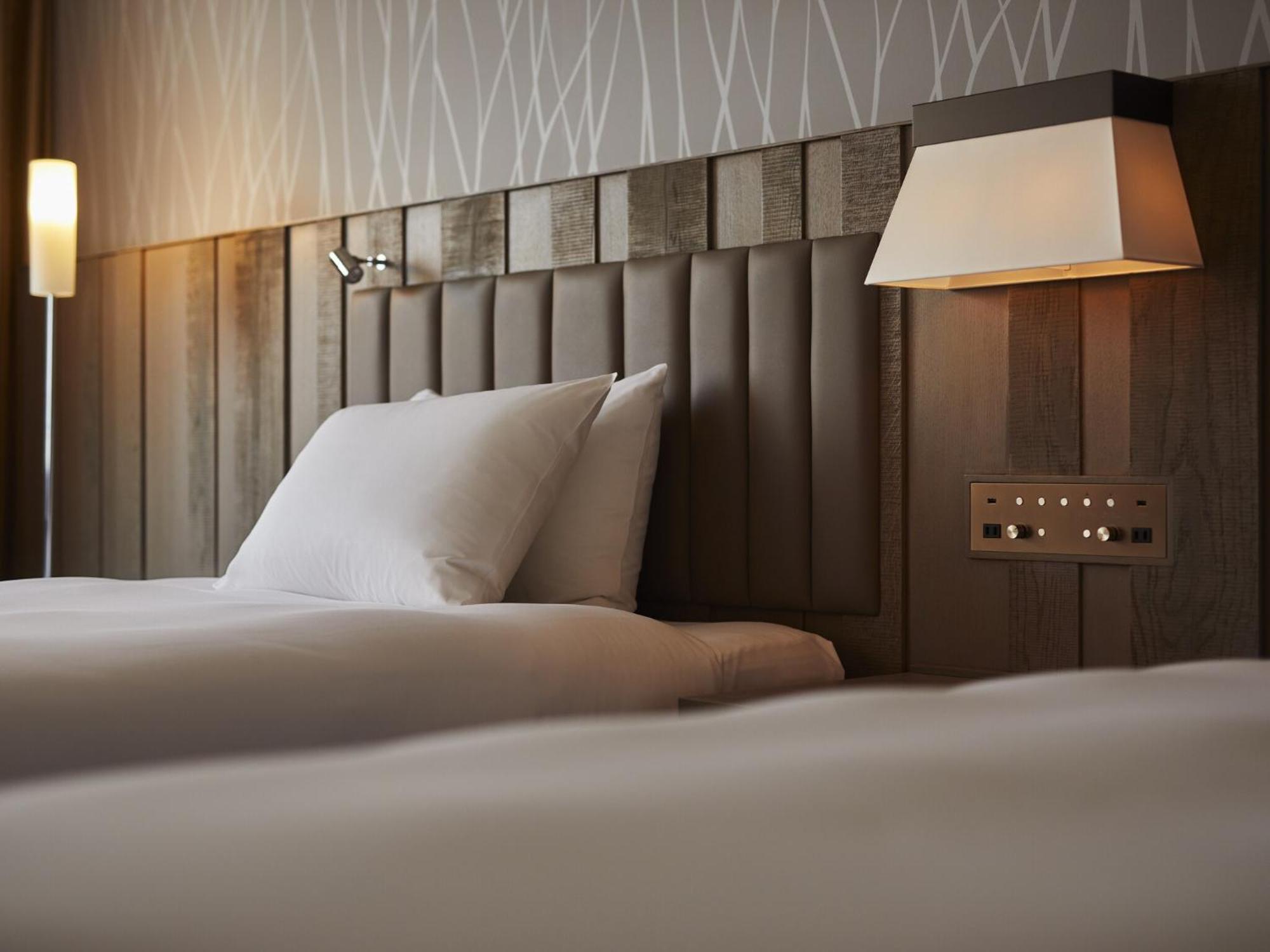 Отель Ana Crowne Plaza Chitose By Ihg Экстерьер фото A bed with a headboard